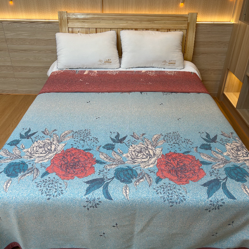 Luxurious Rose Print Cotton Quilt