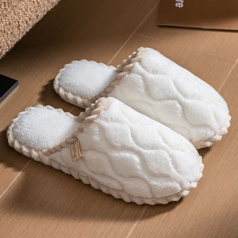 Wavy Textured Closed-Toe Plush Warm Slippers - White - L - image 7