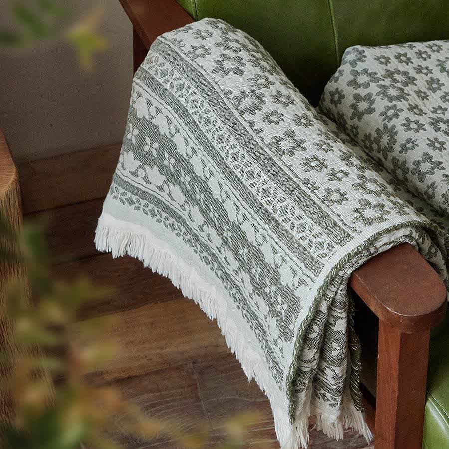Daisy Pattern Cotton Tassel Blanket - image 4