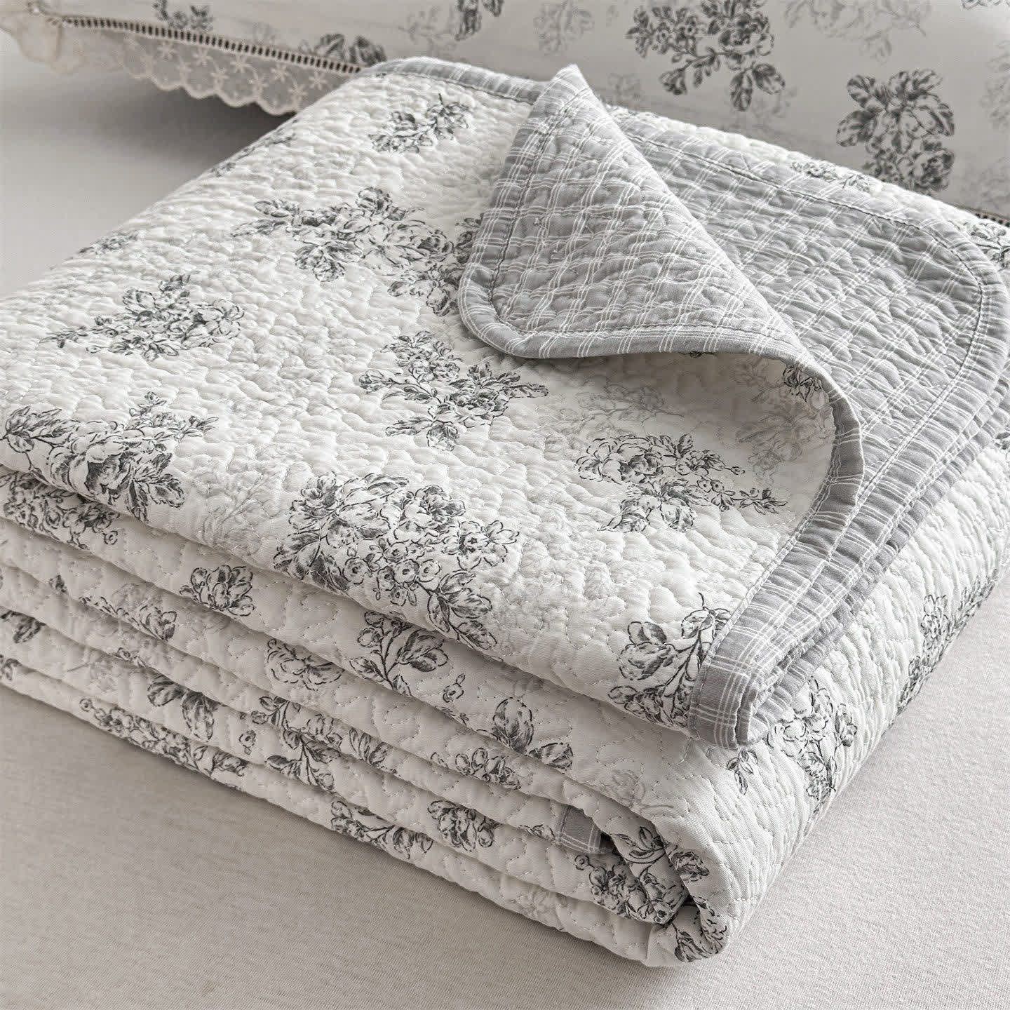 Vinatge Floral Quilted Cotton Bedspread - image 4